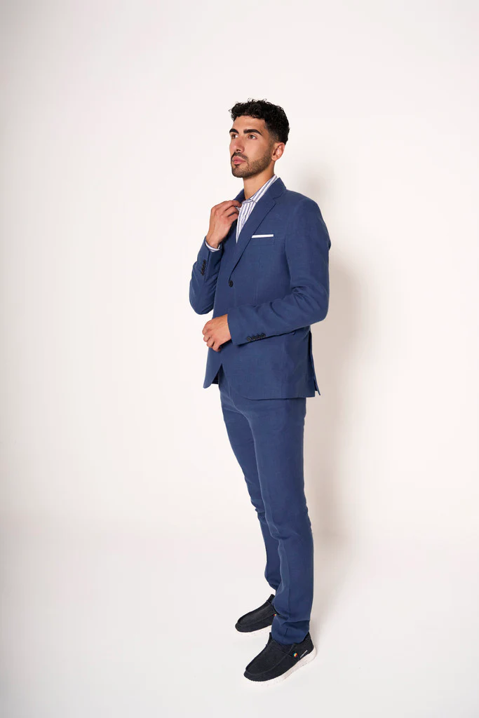 Abito classico maschile con dettagli sartoriali - immagine 3