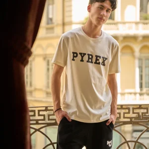 T-shirt con uomo con stampa lettering