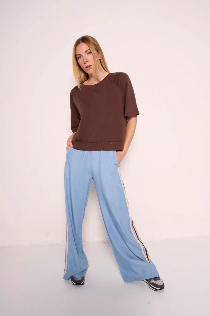 Pantaloni palazzo azzurri con bande laterali - immagine 2