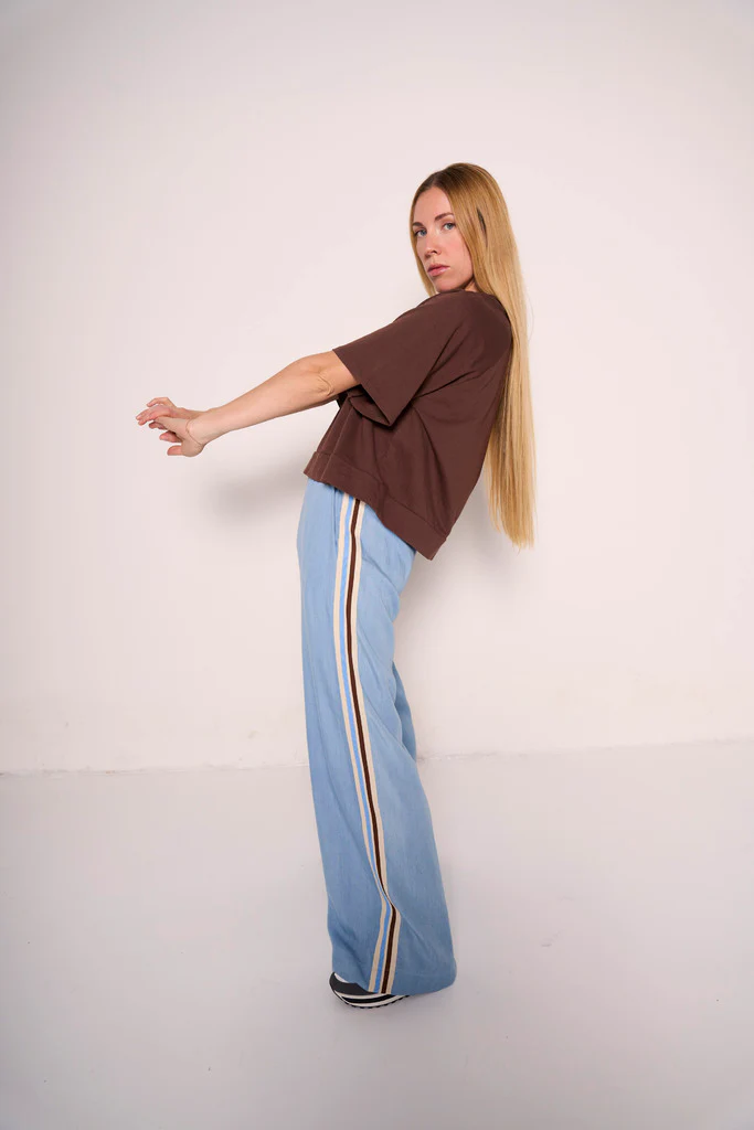 Pantaloni palazzo azzurri con bande laterali - immagine 4