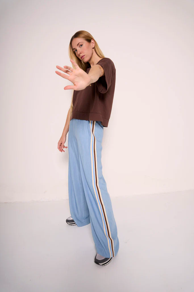 Pantaloni palazzo azzurri con bande laterali - immagine 3