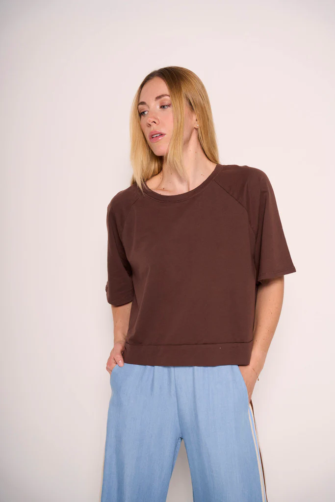 T-shirt boxy marrone in cotone con taglio sartoriale