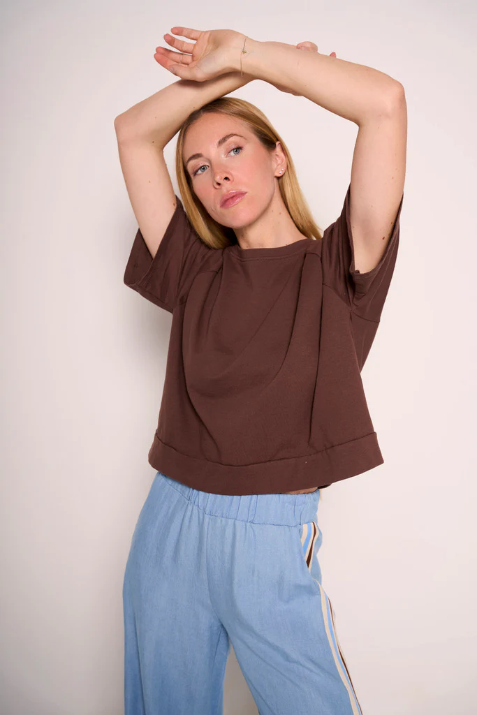 T-shirt boxy marrone in cotone con taglio sartoriale - immagine 3